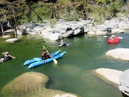 Un catamaran pentru un aliaj este două corpuri gonflabile, conectate printr-un cadru