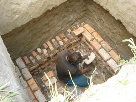 Cărămidă din cărămizi (bine, cărămidă), instalarea gurii fântânii cu mâinile tale