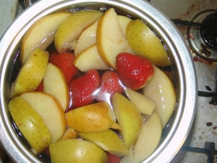 Compote de mere cu proaspete ca bucătar pentru fiecare zi, gatiti intr-o cratita, face mai departe