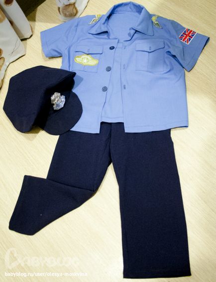 Costumul unui polițist pentru un copil cu mâinile lui