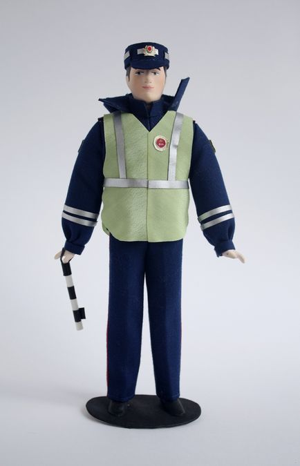 Costumul unui polițist pentru un copil cu mâinile lui