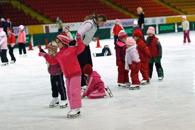 Patinoar patinoar din palatul de gheață din Krylatskoye - odihnă cu copii