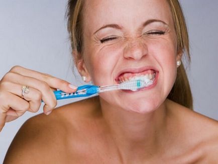 Az íny vérzik tisztításakor a fogászati ​​kezelésére és megelőzésére betegségek