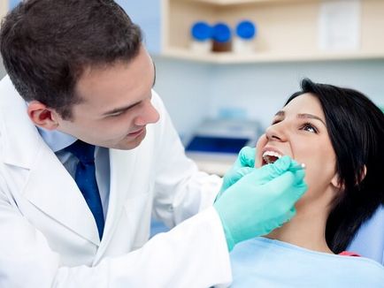 Az íny vérzik tisztításakor a fogászati ​​kezelésére és megelőzésére betegségek