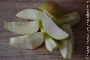 Csirkecomb párolt almával és aszalt szilvával