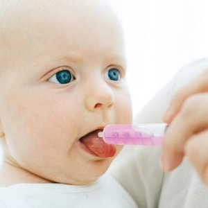 Tratamentul aftozelor în gura unui copil cu remedii și preparate populare