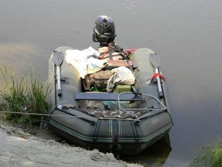 Ловля з човна на водоймі з плином