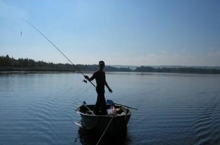 Ловля з човна на водоймі з плином