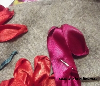 Майстер - клас з вишивки червоних жоржин атласними стрічками