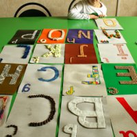 Tehnica pentru dezvoltarea lui Montessori face scrisori cu propriile mâini
