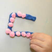 Tehnica pentru dezvoltarea lui Montessori face scrisori cu propriile mâini