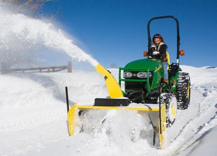 Minitractor pentru îndepărtarea zăpezii cu găleată