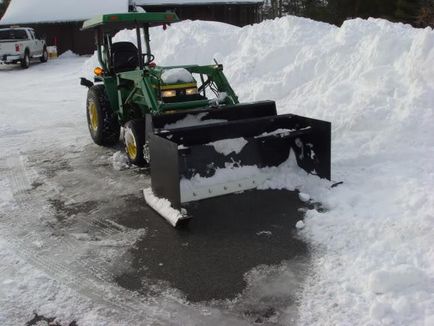 Minitractor pentru îndepărtarea zăpezii cu găleată