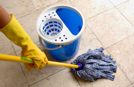 Миємо підлогу легко і з чистими руками - корисні поради