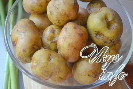 Молода картопля в фользі в духовці - рецепт з фото