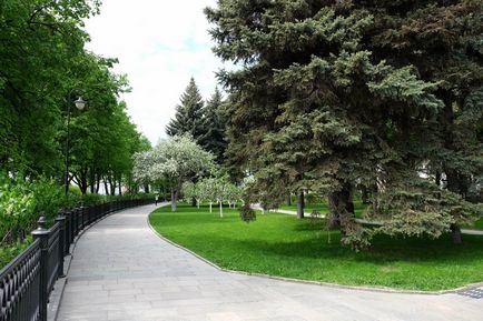 Kremlin Kremlin Tainitsky Garden și noul parc din mai