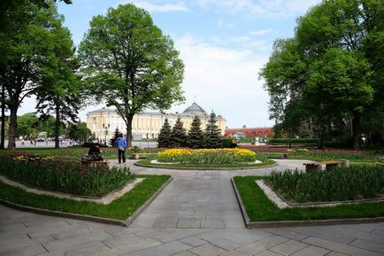 Московський кремль Тайницкая сад і новий парк в травні