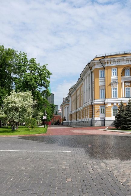 Московський кремль Тайницкая сад і новий парк в травні