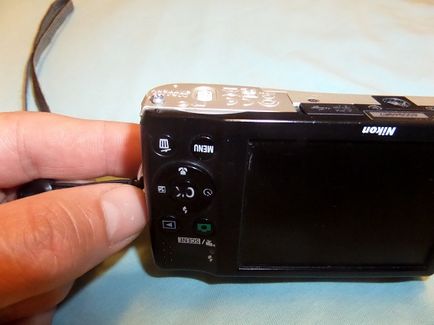 Nikon coolpix l22 repara capacul bateriei