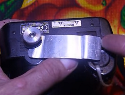 Nikon coolpix l22 repara capacul bateriei