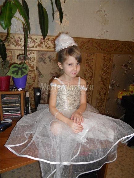 Новорічний костюм для дівчинки принцеса - сніжинка