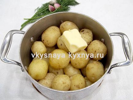 Cartofi tineri fierti cu usturoi si marar care pot fi mai gustosi!