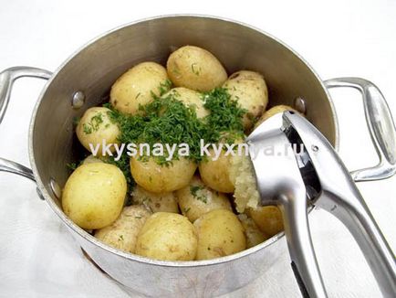Cartofi tineri fierti cu usturoi si marar care pot fi mai gustosi!