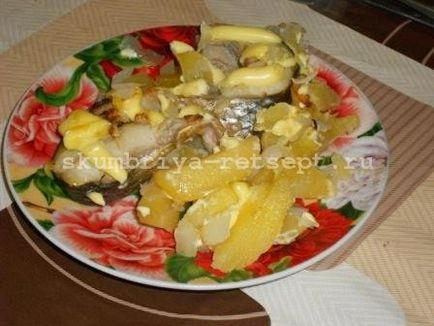 Пеленгас, запечений в духовці шматочками з картоплею рецепт з фото