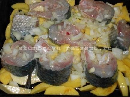 Пеленгас, запечений в духовці шматочками з картоплею рецепт з фото