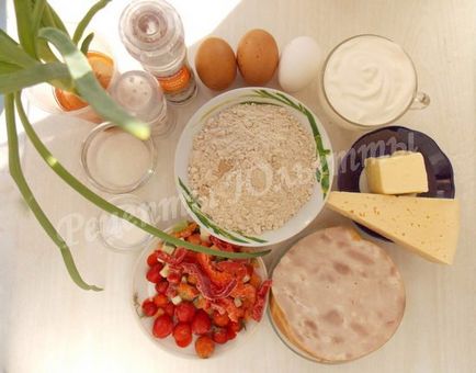 Pie sonkával, sajt és a paradicsom tejfölös