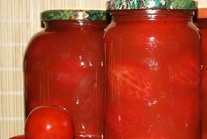 Помідори, огірки, перець в томатному соку - російська кухня
