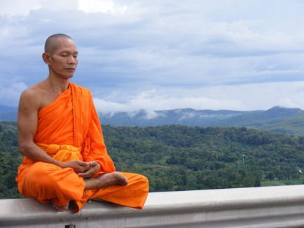 Testtartásban ül meditáció a buddhizmus