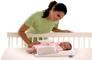Un poziționer pentru a dormi un nou-născut este mai bine să cumpere sau să facă de propriile mâini
