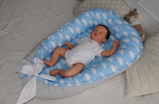 Позиционер для сну новонародженого - краще купити або зробити своїми руками
