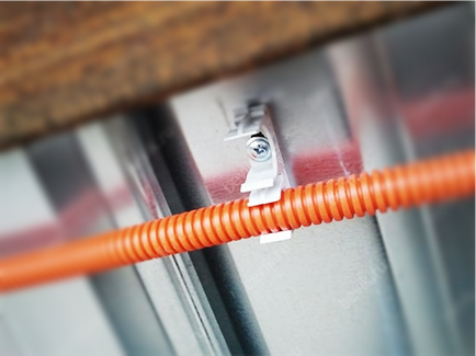 Прокладка кабелю по забору з вимогами ПУЕ та способи монтажу