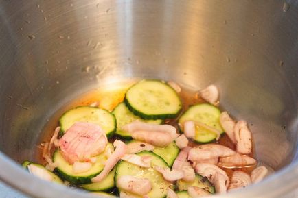 Простий рецепт смажених огірків з кунжутом і цибулею в соєвому соусі