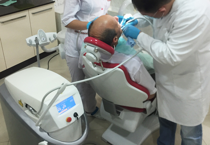 Протезування або імплантація зубів
