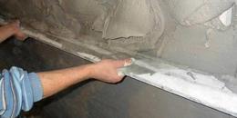 Gravarea tencuielui de ciment cu soluție de neutralizare
