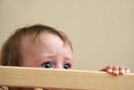 Un copil la 10 luni se teme de străini