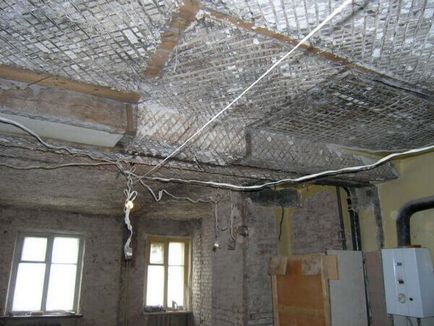 Repararea plafonului în stalinka