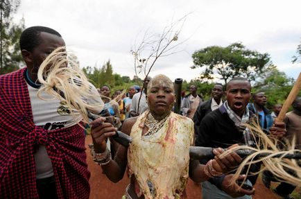 Ritualul de circumcizie devine atât de bărbat în Kenya