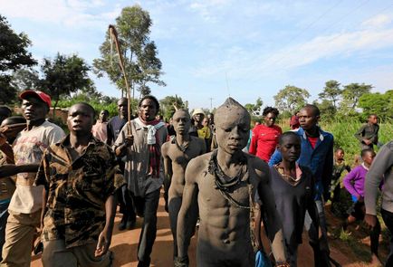 Ritualul de circumcizie devine atât de bărbat în Kenya