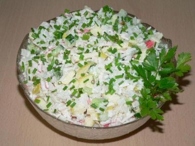Salatele cu sauri sunt populare printre feluri de mâncare din conserve