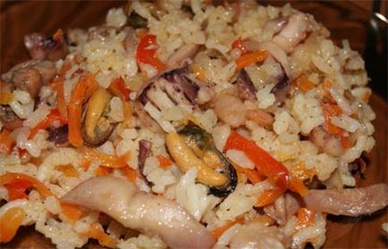 Salata de calmar cu orez este un fel de mâncare sănătoasă și satisfăcătoare