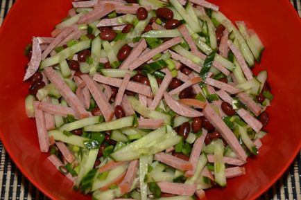 Салат з червоної консервованої квасолею і ковбасою - як приготувати салат з квасолею і копченою