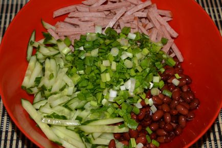 Salată cu fasole roșie conservată și cârnați - cum să pregătiți o salată cu fasole și salată afumată