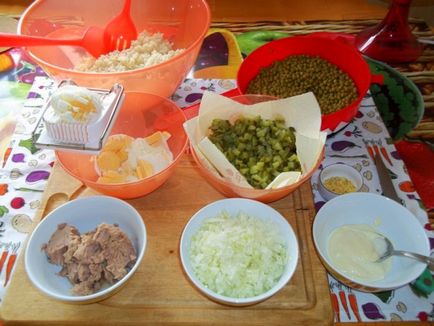Salată cu ton, orez și castraveți, cutie pentru femei
