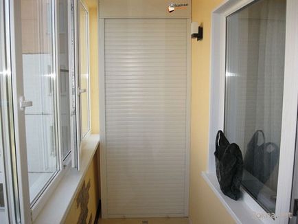 Cabinet pe balcon - caracteristici, tipuri și tipuri de dulapuri încorporate cu obloane glisante pentru unghiulare și