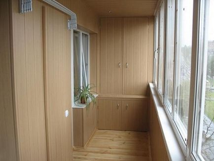 Cabinet pe balcon - caracteristici, tipuri și tipuri de dulapuri încorporate cu obloane glisante pentru unghiulare și