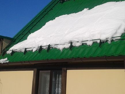 Hó megtartása a tetőn kezével